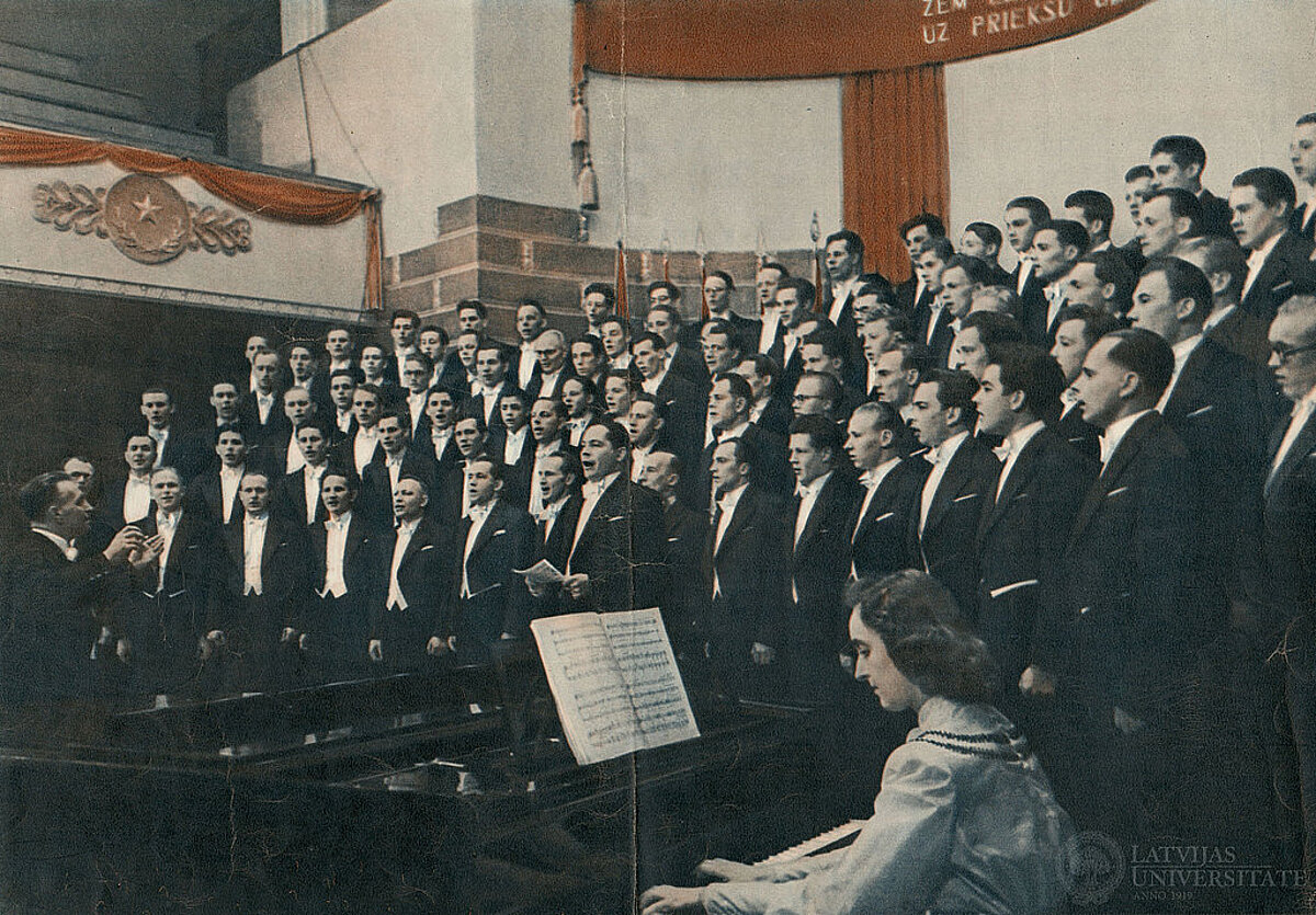 Koncerts LVU Lielajā aulā. Diriģē Haralds Mednis, attēla centrā - operas solists Pēteris Grāvelis, pie klavierēm - koncertmeistare Maija Saiva. 1954. gads. Foto: Jāzepa Vītola Latvijas Mūzikas akadēmijas bibliotēkas krājuma Koncerts LVU Lielajā aulā. Diriģē Haralds Mednis, attēla centrā - operas solists Pēteris Grāvelis, pie klavierēm - koncertmeistare Maija Saiva. 1954. gads. Foto: Jāzepa Vītola Latvijas Mūzikas akadēmijas bibliotēkas krājuma