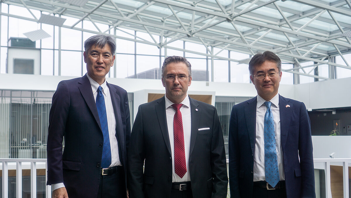 No kreisās - Japānas Keio Universitātes prezidents Prof. Kohei Ito, LU EZTF dekāns Aigars Ekers, Japānas vēstnieks Latvijā Jošida.
Foto: Bernhards Bērtulis