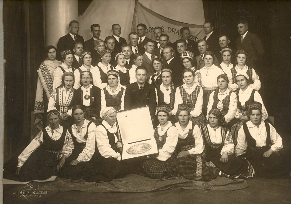 Lazdonas draudzes koris ar IX Dziesmu svētku pirmo godalgu (vidū diriģents Haralds Mednis).1938. gads. Foto: MNMM krājums MNM 5732 Lazdonas draudzes koris ar IX Dziesmu svētku pirmo godalgu (vidū diriģents Haralds Mednis).1938. gads. Foto: MNMM krājums MNM 5732