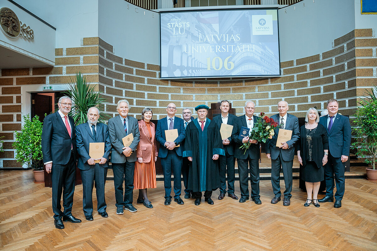 LU Eksakto zinātņu un tehnoloģiju fakultātes Goda doktora un Emeritus profesora nosaukuma saņēmēji kopā ar LU EZTF dekānu Aigaru Ekeru (vidū) un EZTF proponentiem.
Foto: Toms Grīnbergs, Latvijas Universitāte