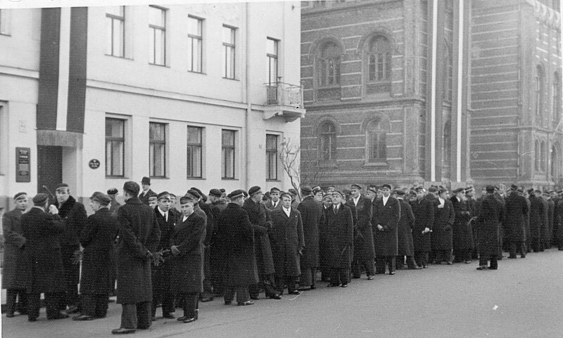 LU SIMTGADES ATKLĀJUMS. Latvijas Republikas 20 gadu jubilejas gājiena fotoliecības