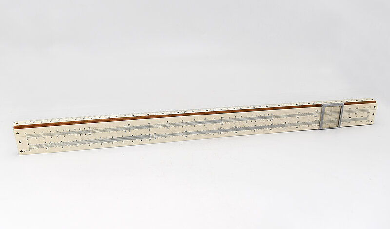 ZEM LUPAS. Logaritmiskais lineāls - LU fizikas docenta Friča Gulbja mantojums