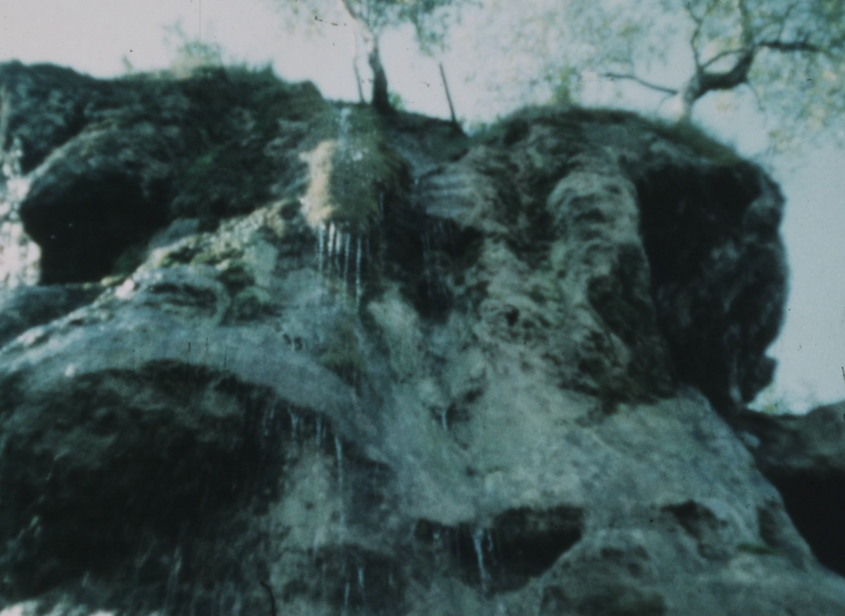 6. attēls. Skats uz Staburagu no tā pakājes ap 1964. gadu. Kadrs no dokumentālās filmas: no Latvijas Valsts kinofotofonodokumentu arhīva 6. attēls. Skats uz Staburagu no tā pakājes ap 1964. gadu. Kadrs no dokumentālās filmas: no Latvijas Valsts kinofotofonodokumentu arhīva