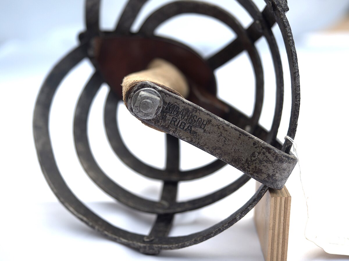 5. att. Rapiera kurvis ar uzrakstu pēc konsrvācijas. Foto: Gints Ajausks 5. att. Rapiera kurvis ar uzrakstu pēc konsrvācijas. Foto: Gints Ajausks