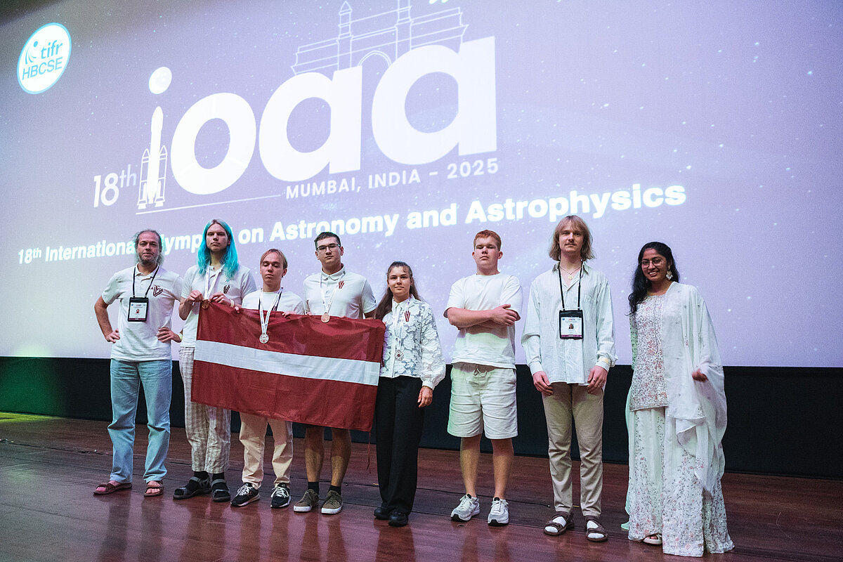 Latvijas komanda pēc apbalvošanas ceremonijas. No kreisās: komandas vadītājs Dmitrijs Docenko, Kārlis Ģirts Karnītis, Maksims Hodosevičs, Aleksejs Jesilevskis, Marianna Kogane, Tailers Endrū Natorča, otrs komandas vadītājs Viesturs Streļčs un Latvijas komandas pavadone no organizatoru puses