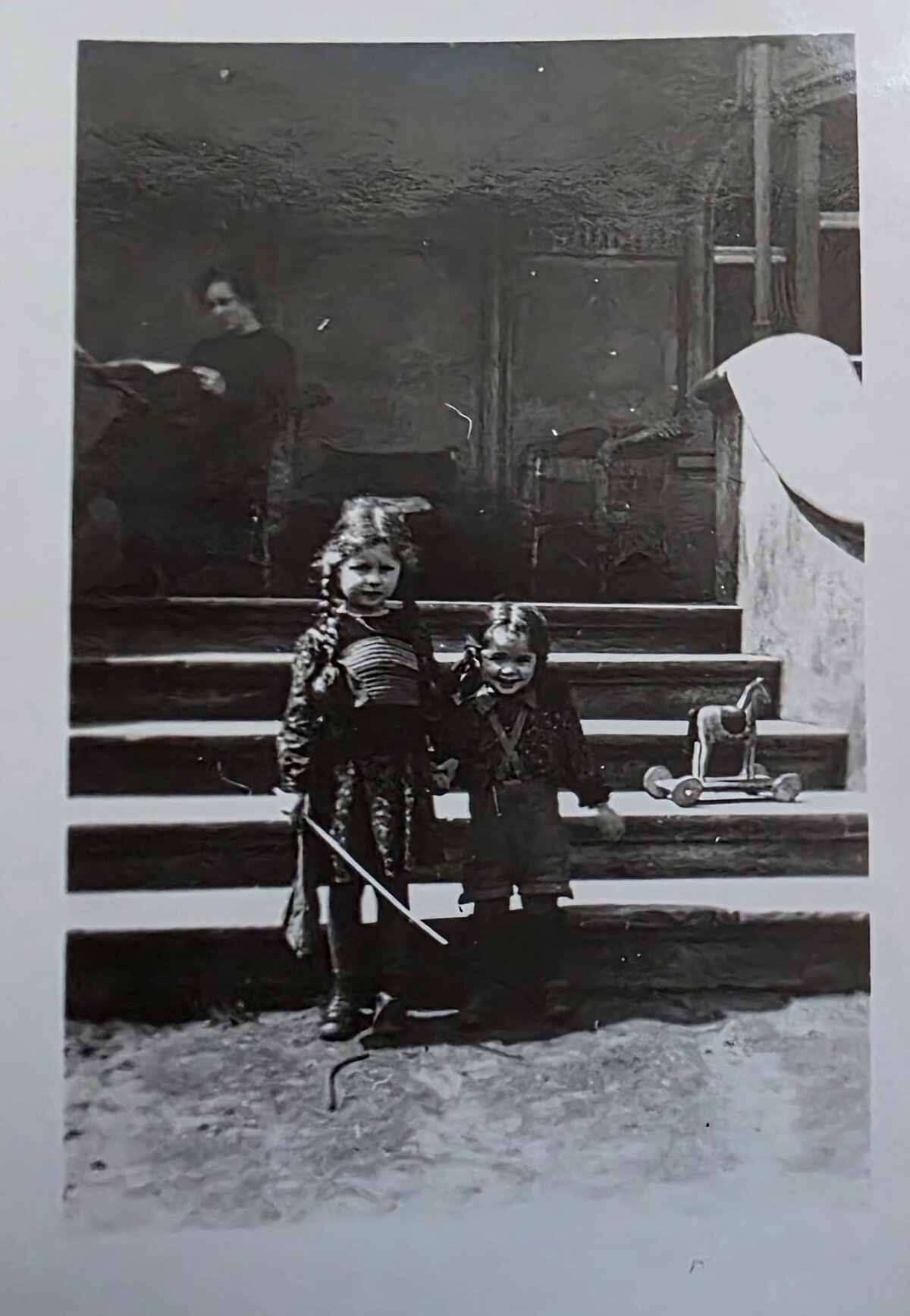 Nikolaja Tranzē meitas Dagmāra (pa kreisi) un Īra (pa labi), 1940. gads. Foto: LU Muzeja krājums