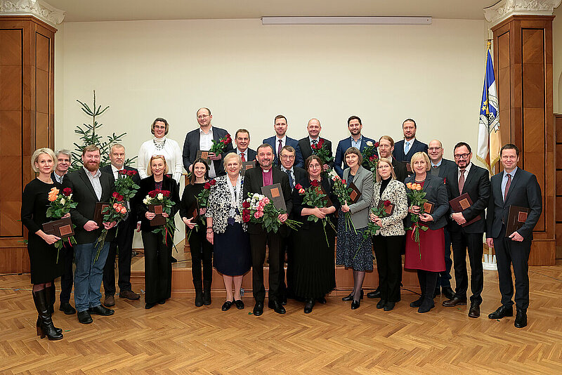 Pasniegti diplomi jaunajiem LZA locekļiem, to vidū FMOF asoc.prof. Aivars Vembris