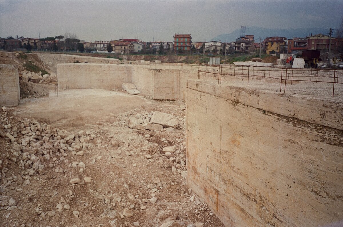 5. att. Tivoli atradnes karjers 2001. gadā. Foto: V. Hodireva 5. att. Tivoli atradnes karjers 2001. gadā. Foto: V. Hodireva