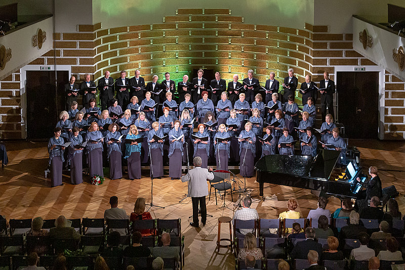 Latvijas Universitātes absolventu koris „Jubilate” nes savas Alma mater vārdu pasaulē