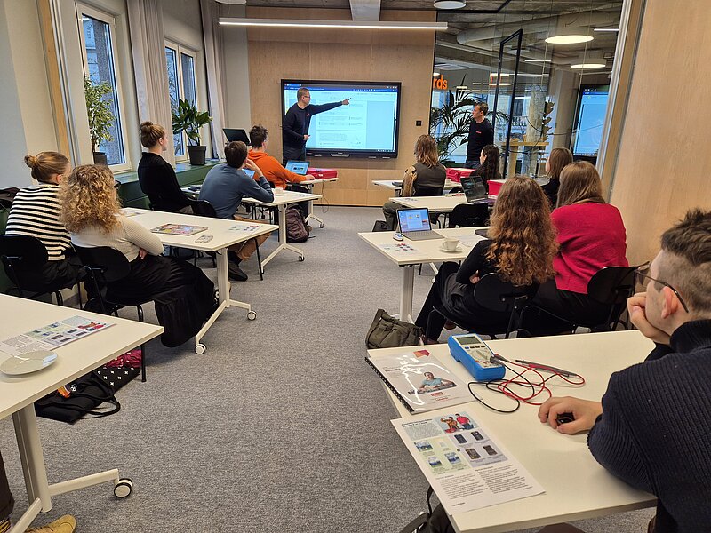 Fizikas studenti iepazīst darba devējus izglītības nozarē