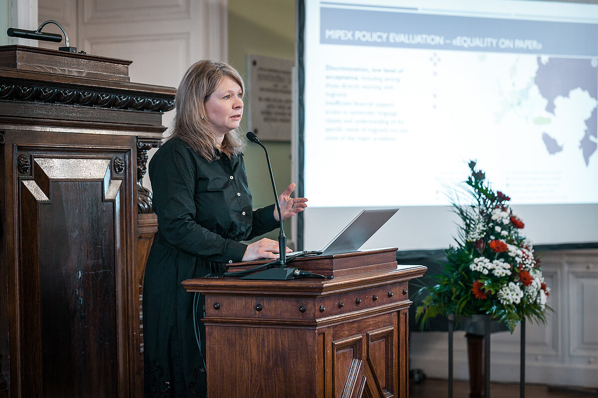 Tenūrprofesore Inta Mieriņa uzstājas LU 83. zinātniskās konferences atklāšanas plenārsēdē
Foto: Toms Grīnbergs Tenūrprofesore Inta Mieriņa uzstājas LU Mazajā aulā