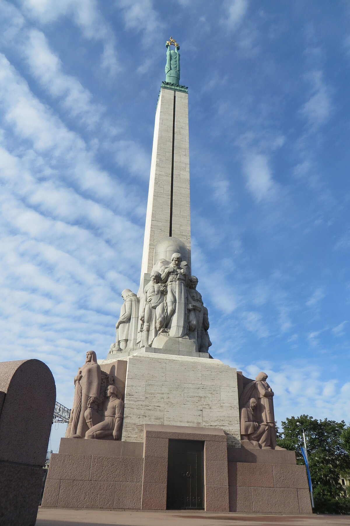 7. att. Travertīna apdares plākšņu ietērps piemineklī pēc restaurācijas, fotografēts 2020. gadā. Foto: V. Hodireva 7. att. Travertīna apdares plākšņu ietērps piemineklī pēc restaurācijas, fotografēts 2020. gadā. Foto: V. Hodireva