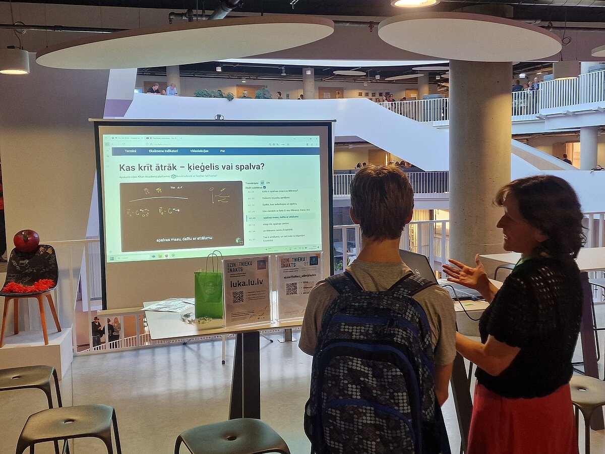 Skolēni novērtē luka.lu.lv mājaslapu, kurā apkopoti Kāna akadēmijas fizikas video ar transkriptiem un fizikas terminu skaidrojumiem latviešu valodā.
Foto: Jeļena Kosmača, Zinātnieku nakts 2025 Latvijas Universitātē.