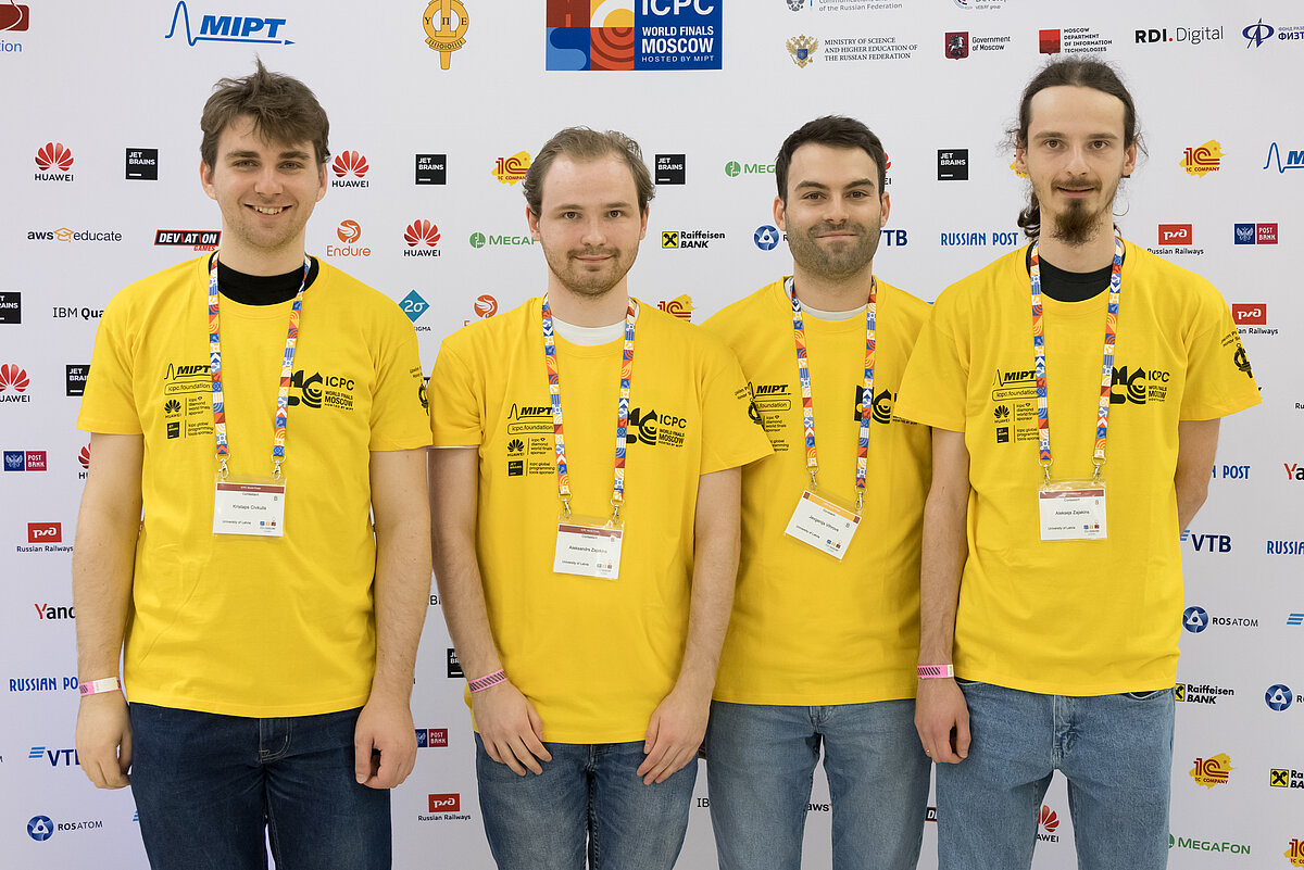 LU komanda. No kreisās: Kristaps Čivkulis, Aleksandrs Zajakins, treneris Jevgēnijs Vihrovs, Aleksejs Zajakins. Foto: Bob Smith