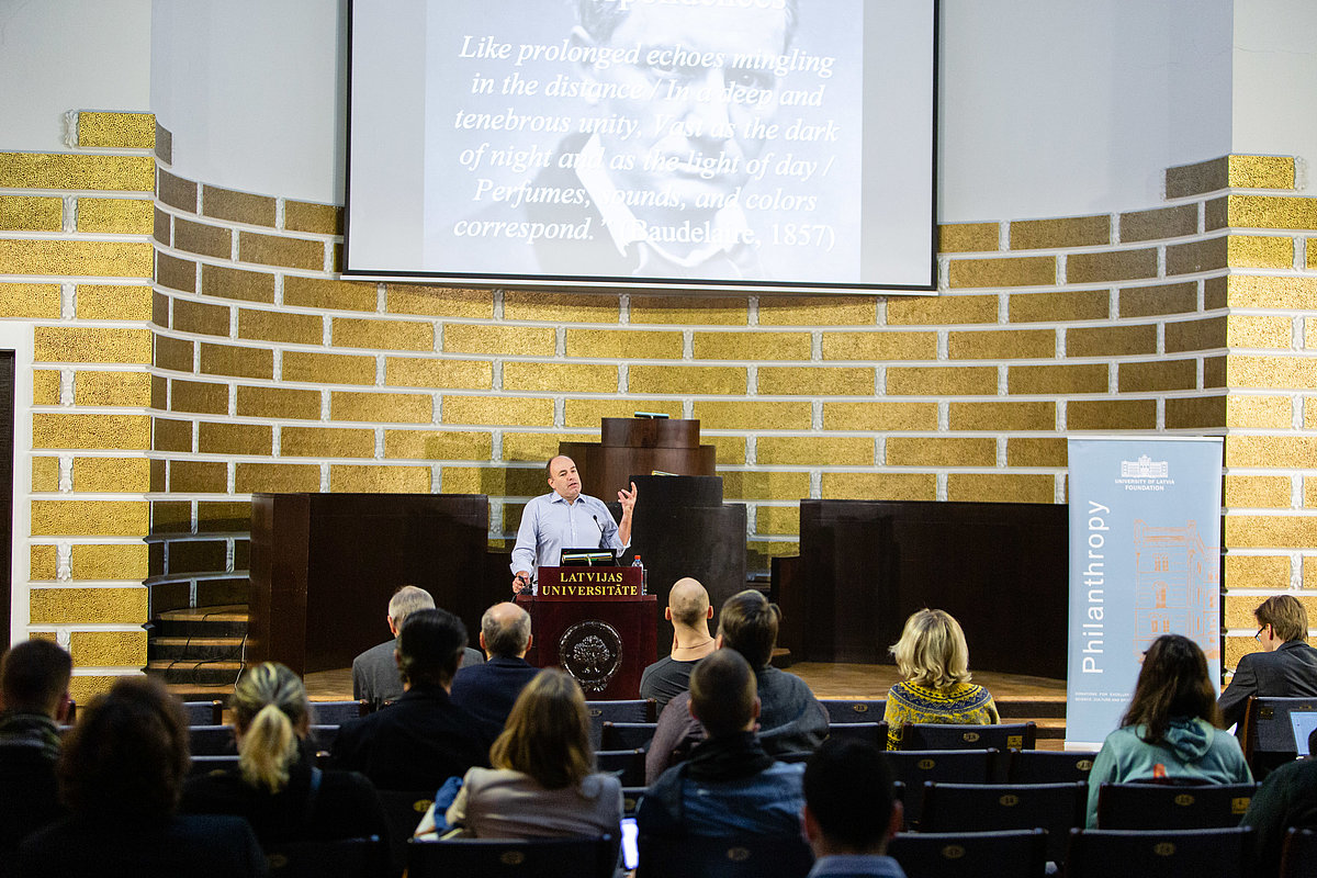 Oksfordas Universitātes profesors Čārlzs Spenss. Foto: Andis Arnicāns.