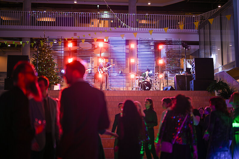 Krāšņi aizvadīta pirmā EZTF darbinieku un studentu Ziemassvētku balle