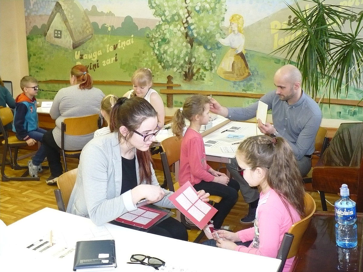 Optometrijas profesionālā maģistra studenti veic redzes skrīningu Barkavas un Degumnieku skolu skolēniem. Foto: Janīna Liepiņa