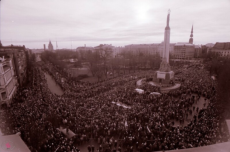 MĒNEŠA PRIEKŠMETS. 1991. gada 20. janvāra Barikāžu laika upuru izvadīšana no Latvijas Universitātes fotogrāfijās