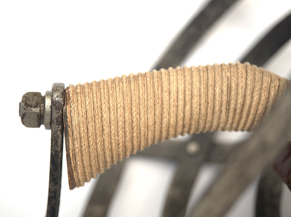 9. att. Rapiera roktura fragments un poga pēc konservācijas darbu veikšanas. Foto: Gints Ajausks 9. att. Rapiera roktura fragments un poga pēc konservācijas darbu veikšanas. Foto: Gints Ajausks