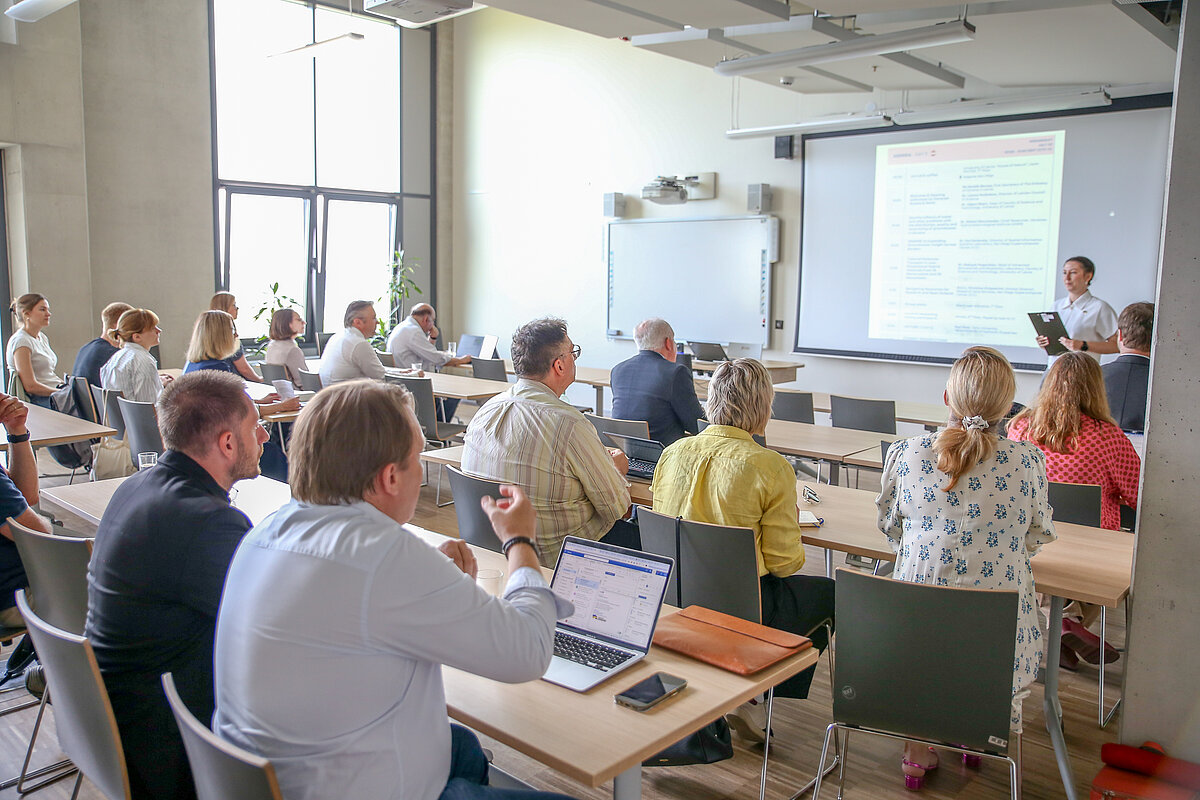 Pasākumu atklāj projekta vadītāja, LU EZTF Vides zinātnes nodaļas vadošā pētniece PhD Inga Retiķe.
Foto autori: Zigmunds un Daiga Kazanovski