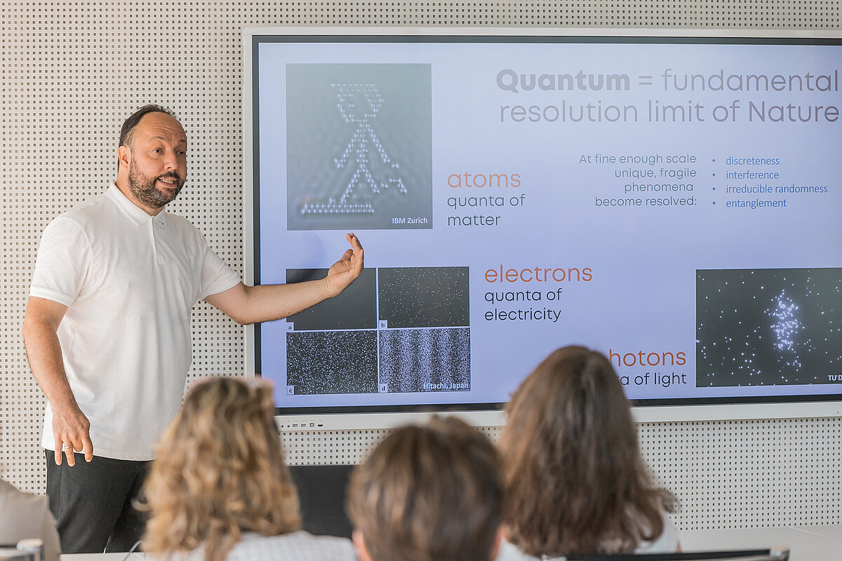 LU EZTF tenūrprofesors Vjačeslavs Kaščejevs prezentējot LU pētījumus kvantu tehnoloģiju jomā un Latvijas Kvantu iniciatīvu. Foto: Toms Grīnbergs