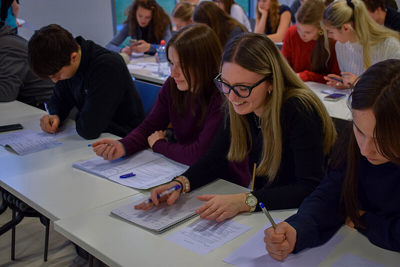 Skolēni gūst ieskatu statistikā Mazās matemātikas universitātes nodarbības ietvaros