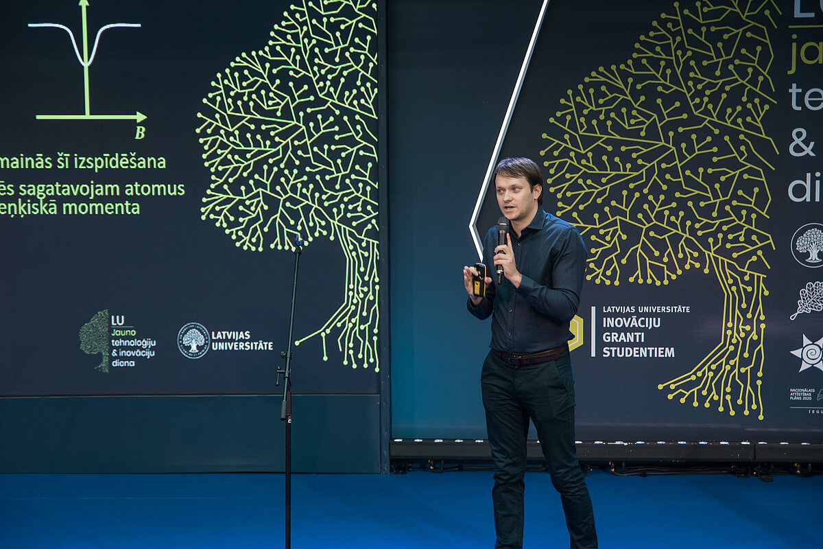 LU Fizikas, matemātikas un optometrijas fakultātes Lāzeru centra pētnieks Dr. Artūrs Mozers. © Foto: Sindija Grāvere, Latvijas Universitātes Komunikācijas un inovāciju departaments
