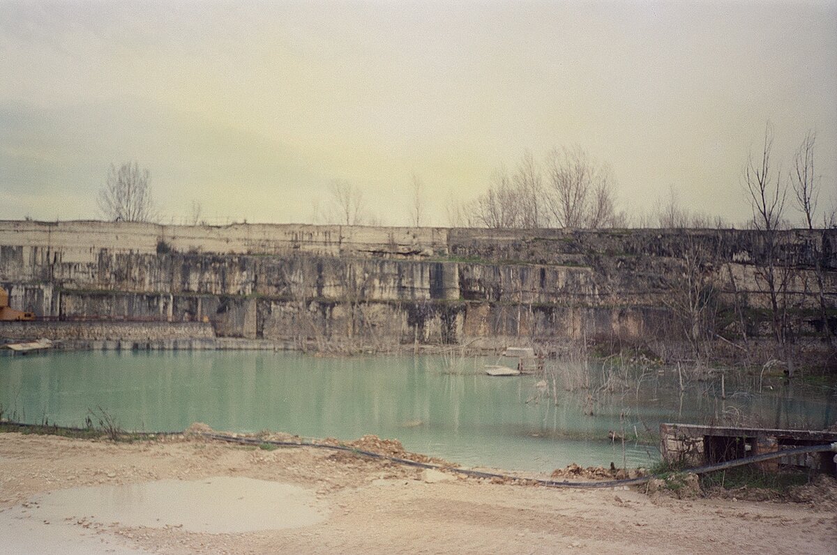 4. att. Travertīna ieguves vieta 1932. gadā. Fotografēts 2001. gadā. Foto: V. Hodireva 4. att. Travertīna ieguves vieta 1932. gadā. Fotografēts 2001. gadā. Foto: V. Hodireva