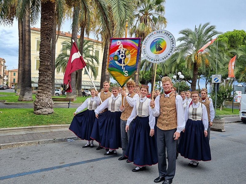 Deju ansamblis "Dancītis" atgriezies no deju festivāla Francijā/Itālijā