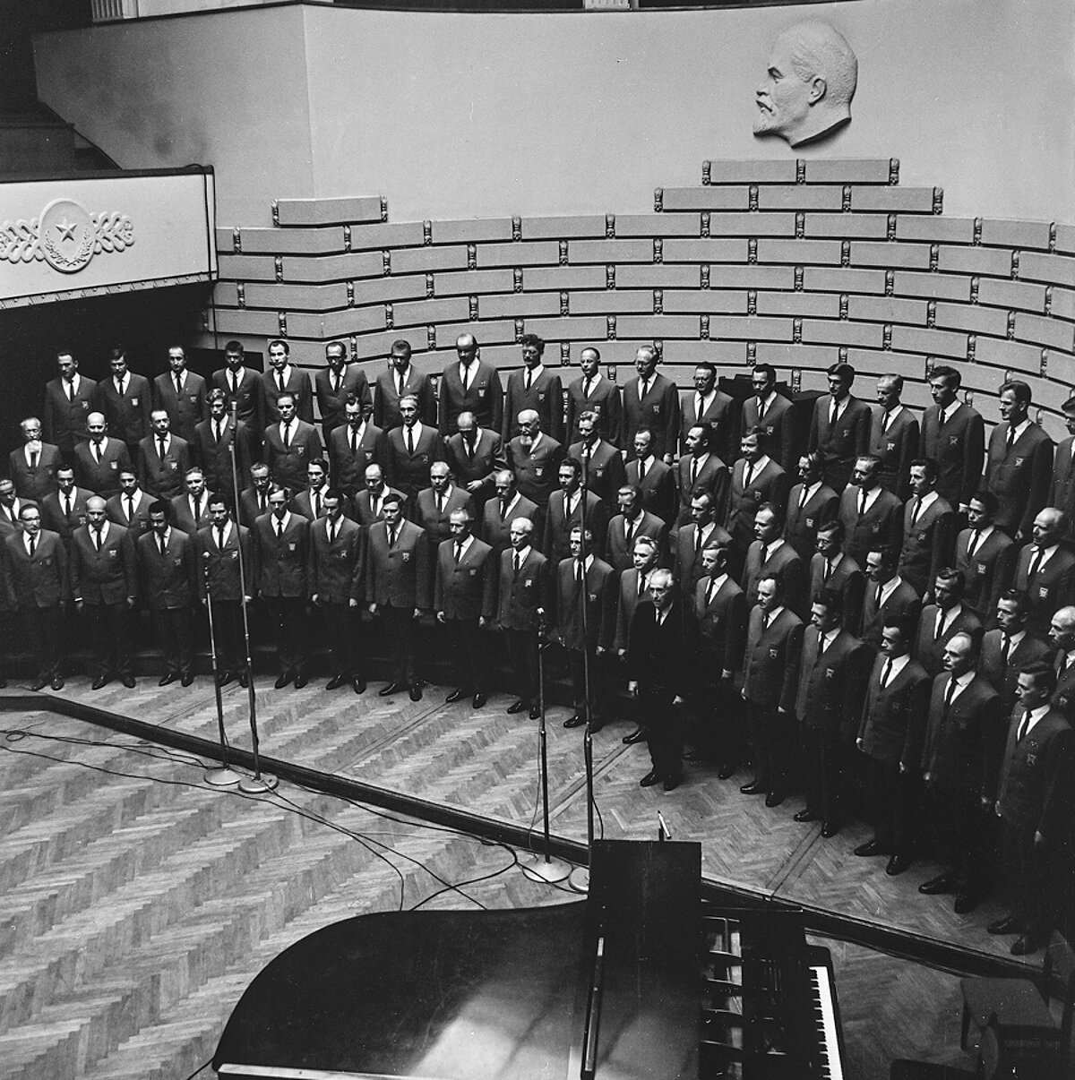 XV Vispārējie latviešu dziesmu un deju svētki. Haralds Mednis ar vīru kori "Tēvzeme" LU Lielajā aulā. 1970. gads. Foto: G. Janaiša privātā kolekcija. XV Vispārējie latviešu dziesmu un deju svētki. Haralds Mednis ar vīru kori "Tēvzeme" LU Lielajā aulā. 1970. gads. Foto: G. Janaiša privātā kolekcija.