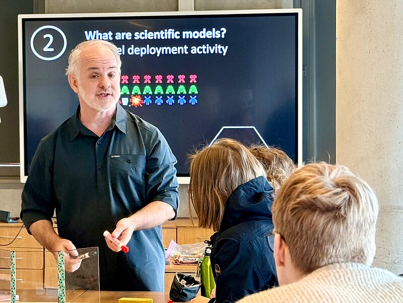 Profesors Marks Latterijs (ASV) iepazīstina ar modelēšanas metodi fizikā