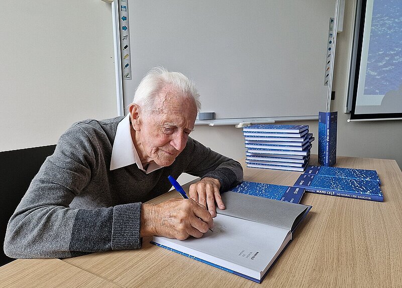 Sirsnīgi sveicam profesoru Gunti Eberhardu 90 gadu jubilejā!