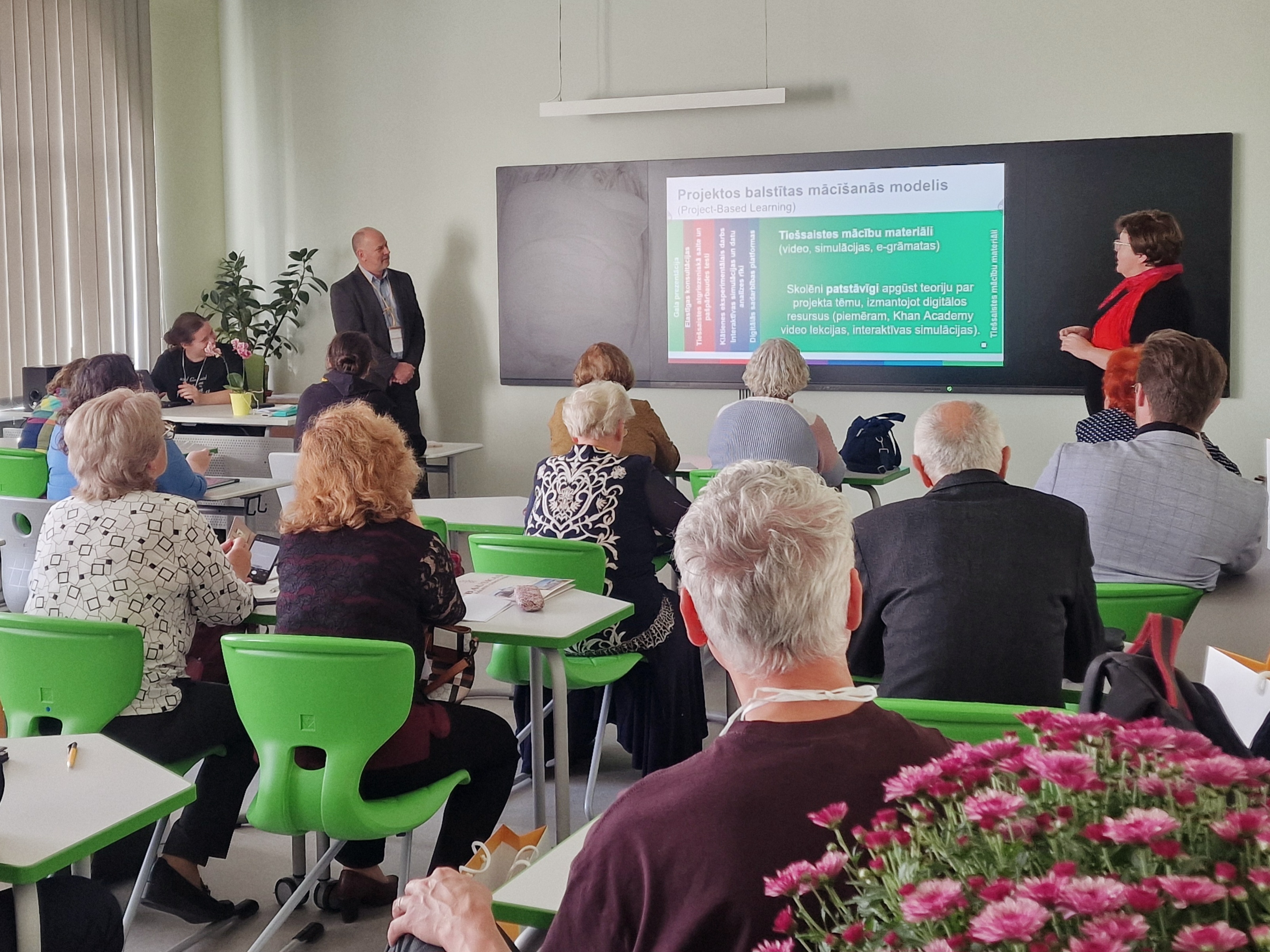  Skolotāji dalās savā pieredzē par kombinēto mācīšanos Latvijas Fizikas skolotāju asociācijas konferencē, darbnīcā “Rotācijas kinematika un dinamika Fizika II kursā ar Kāna akadēmijas fizikas video”.