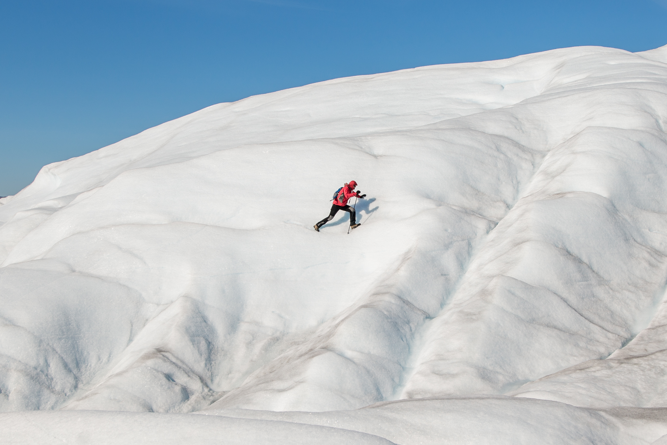 Ģeoloģijas nodaļas pētnieks uz ledāja Grenlandē 