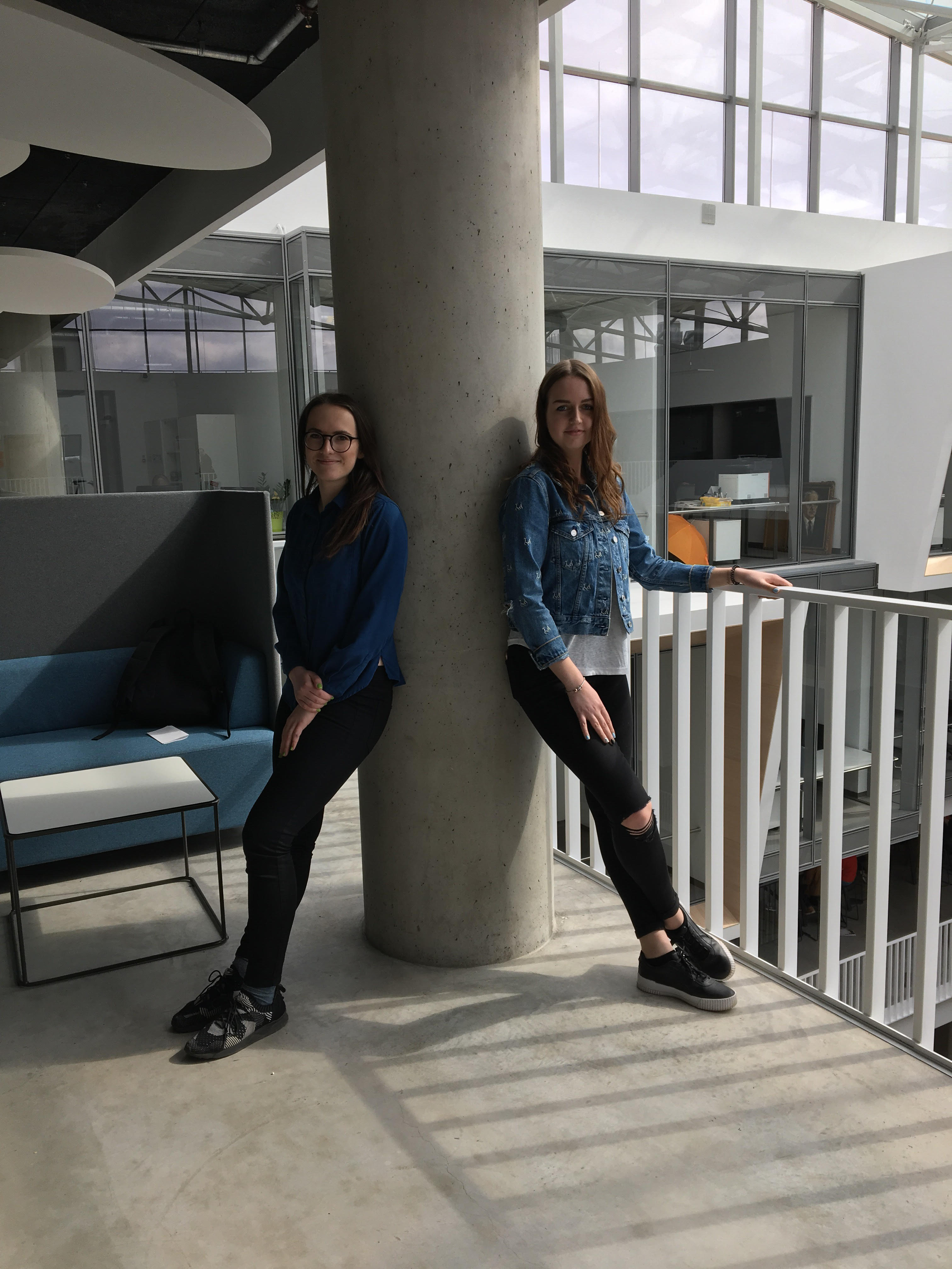 Attēlā: Anete Luīze Drevinska (FMOF studiju programmas "Matemātiķis statistiķis" 2. kursa studente) un Sintija Breikša  (Rīgas Valsts 2. ģimnāzijas 12. klases skolniece)